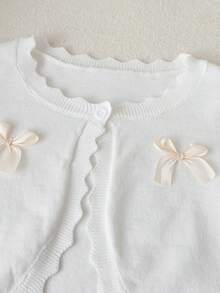 SHEIN 女童白色短版針織開襟衫，蕾絲飾邊、圓領、長袖、蝴蝶結裝飾，百搭春秋輕便披肩式針織外套 - 白色 - 查看 3