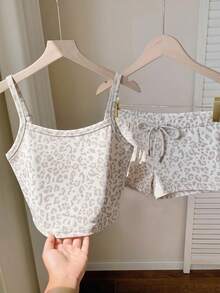 SHEIN EZwear 复古白色豹纹露脐吊带背心短裤套装，夏季穿搭，适合日常通勤、约会、派对、圣诞节、新年、感恩节、婚礼、海滩、毕业典礼等场合，时尚优雅，休闲舒适，适合外出、约会、预订、通勤、闪亮、情人节、度假、休闲、Y2K、外出、毕业典礼等场合。 - 彩色 - 查看 3