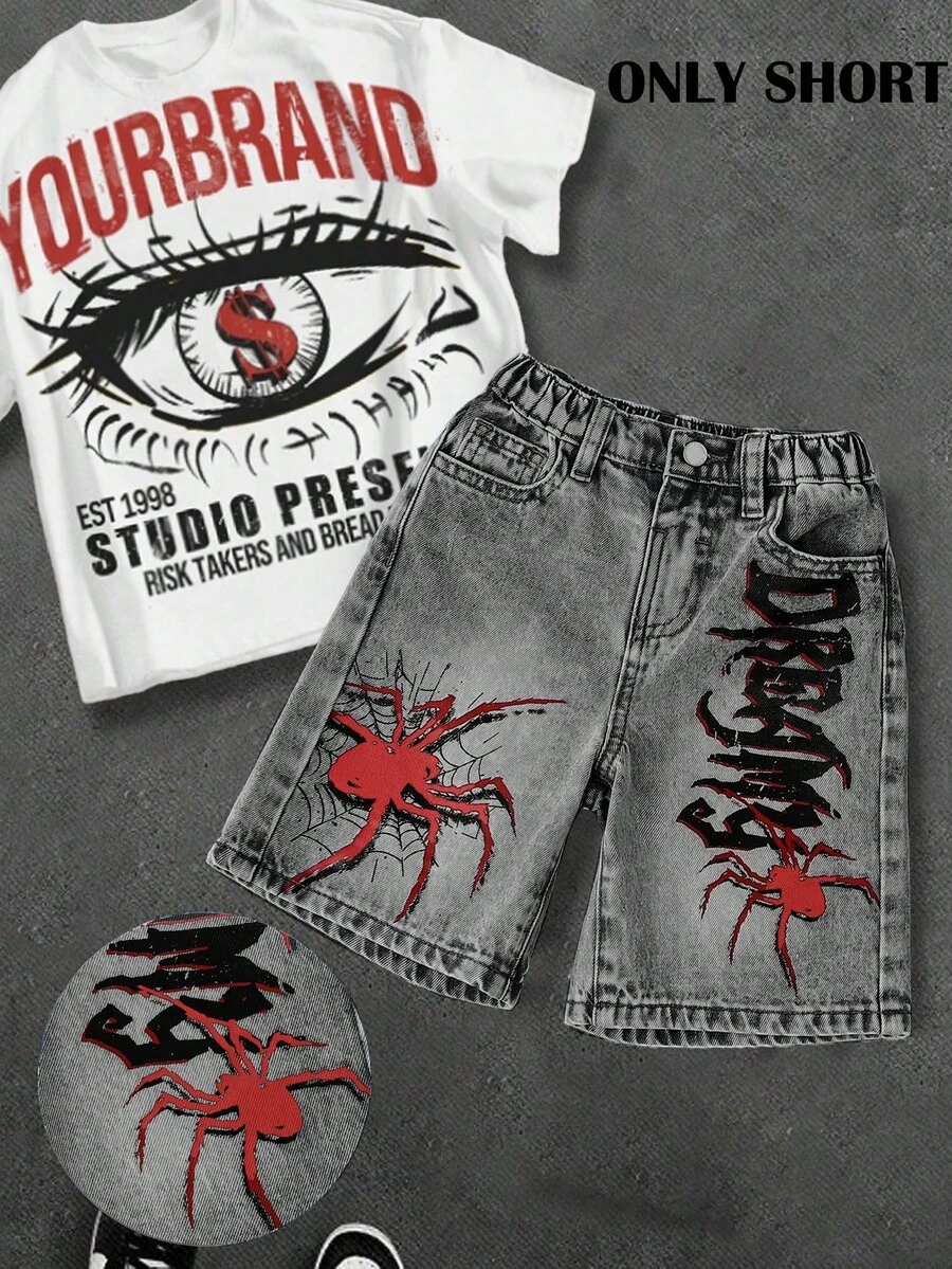 SHEIN Pantalones cortos de mezclilla casuales para niños y jóvenes con bolsillos, botones y estampado de araña con letras - Lavado ligero - Ver 1