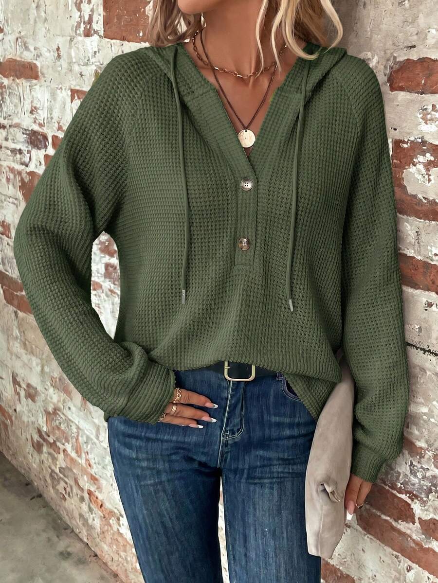 SHEIN Clasi Sudadera con capucha de talla grande para mujer, color liso, manga raglán larga, media abertura con botones y cordón - Verde militar - Ver 1