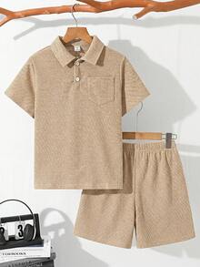 SHEIN 兒童小男孩運動休閒 Polo 領紋理華夫格面料短袖 T 恤 & 短褲套裝，適合通勤、上學、日常休閒、旅行、運動、節日聚會等，適用於春、夏、秋、冬。男孩套裝，男孩搭配套裝，男孩 2 件套裝 - 卡其色 - 查看 4
