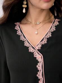 Al Najma 粉色蕾絲飾邊黑色寬鬆優雅端莊喇叭袖女款土耳其長襯衫 阿拉伯傳統長襯衫 洗禮賓客晨間冬季穿搭 - 黑色 - 查看 7