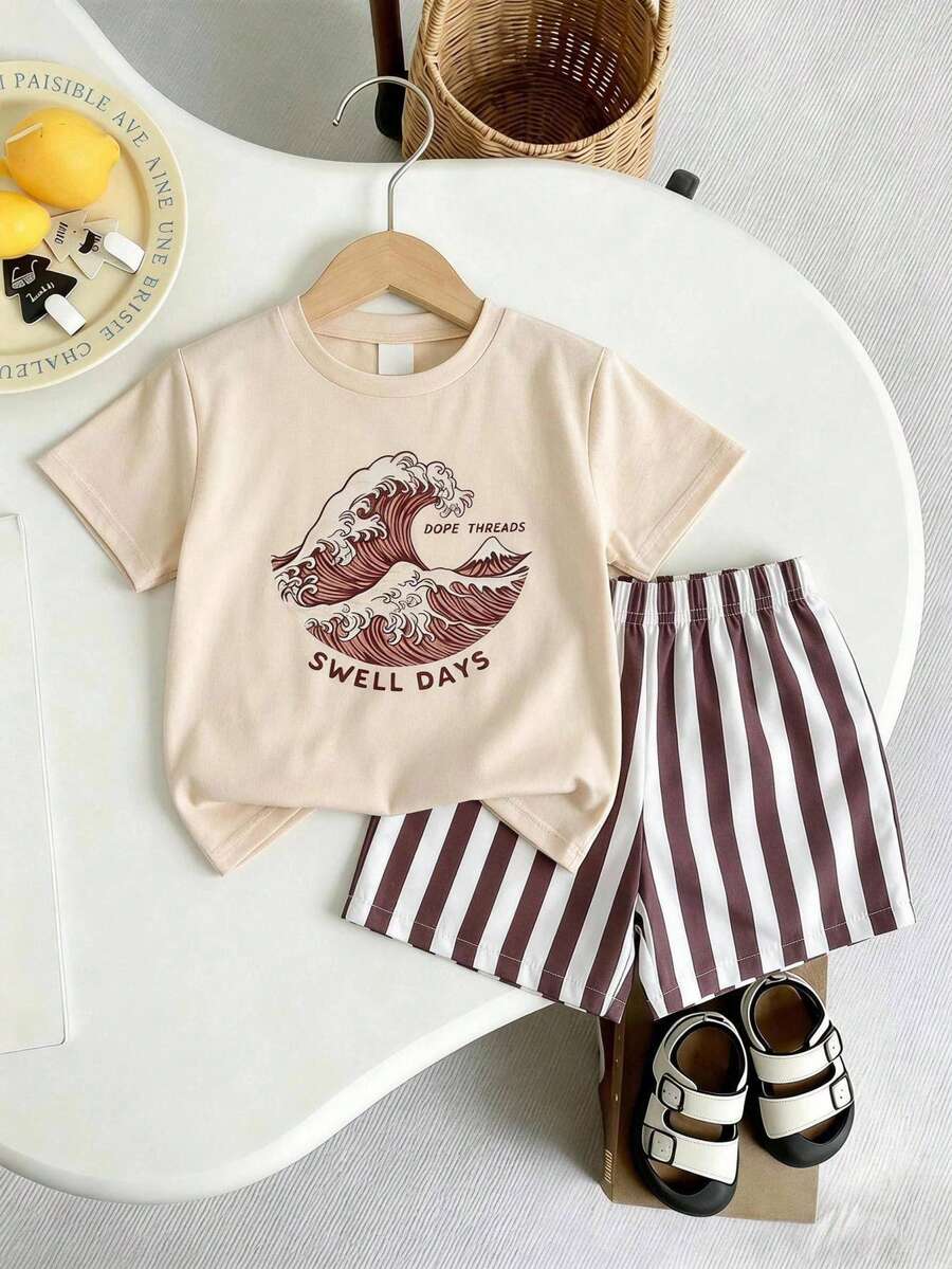 SHEIN Streecool Kids 男童度假休閒波浪圖案圓領短袖T恤與條紋印花短褲套裝,島嶼風格海灘週末夏季穿搭,優雅服飾適合外出、度假、旅行、拍照,春/夏新品 - 卡其色 - 查看 1
