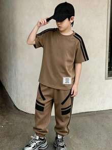 SHEIN 青少年男孩時尚簡約韓系條紋英文標語印花圓領短袖T恤搭配直條紋滿版印花運動長褲套裝，適合假期聚會與派對，舒適易穿，夏季必備，休閒穿搭，街頭風，開學季，戶外野餐，街拍，校園，假期，禮物用途 - 彩色 - 查看 1