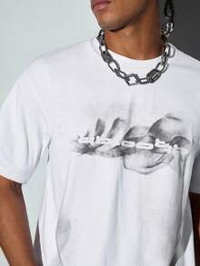 Modcrash Camiseta blanca de moda urbana para hombre, con estampado retro abstracto de salpicaduras en la espalda - Blanco - Ver 7