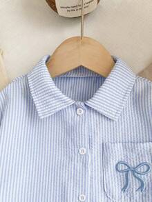 SHEIN Playful Pals 女童休閒仙女牛仔風白色條紋蝴蝶結口袋刺繡長袖鈕扣前襟柔軟襯衫上衣，適合上學、秋季、洗禮儀式 - 藍色 - 查看 4