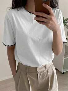 DAZY 女款貝殼刺繡對比色短袖T恤，適合日常穿著 - 白色 - 查看 3