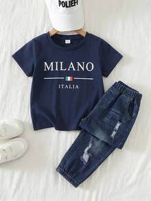 SHEIN 小男孩海軍藍字母印花短袖牛仔套裝 2 件組，圓領「MILANO ITALIA」印花 T 恤搭配水洗直筒牛仔褲，親膚棉感面料，美式休閒風童裝，適合春秋日常外出與校園穿著，小眾設計兒童服飾 - 杏色 - 查看 3