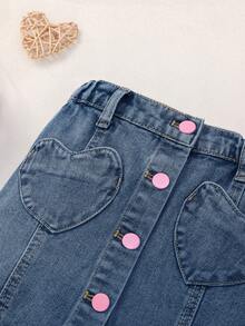 SHEIN Vintaside Kids 女童牛仔裙，夏季新品。可爱的心形口袋，粉色纽扣，时尚可爱，休闲百搭，轻松搭配，适合度假、派对、外出等场合。多种风格，满足不同女孩的需求。 - 中等水洗藍 - 查看 3