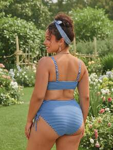 SHEIN Swim 2026春夏新款大尺碼女款條紋甜美風抹胸綁帶上衣配抽繩三角比基尼泳褲，女性化海灘與泳池泳裝套裝 - 藍色 - 查看 2