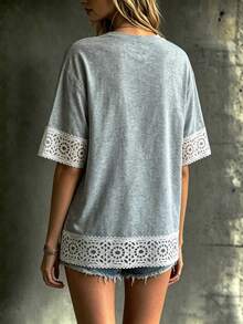 SHEIN Holidaya Camiseta casual de verano para mujer con cuello redondo, ajuste holgado, de algodón gris con ribete de encaje floral de ganchillo en mangas y bajo, elegante top de manga corta con patchwork calado para uso diario & vacaciones - Gris - Ver 2