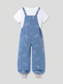SHEIN 女童時尚百搭款幼兒牛仔吊帶褲，淺藍色水洗牛仔，適合四季穿著，滿版蝴蝶結印花，寬鬆直筒版型，適合日常外出、上學與通勤 - 淺色水洗藍 - 查看 2
