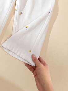 SHEIN 女童牛仔長褲，四季皆宜，可愛風格，白色牛仔布，彈性腰頭，彩色花卉刺繡設計，時尚直筒版型，柔軟舒適面料，適合日常穿著、派對、戶外等多種場合 - 白色 - 查看 7