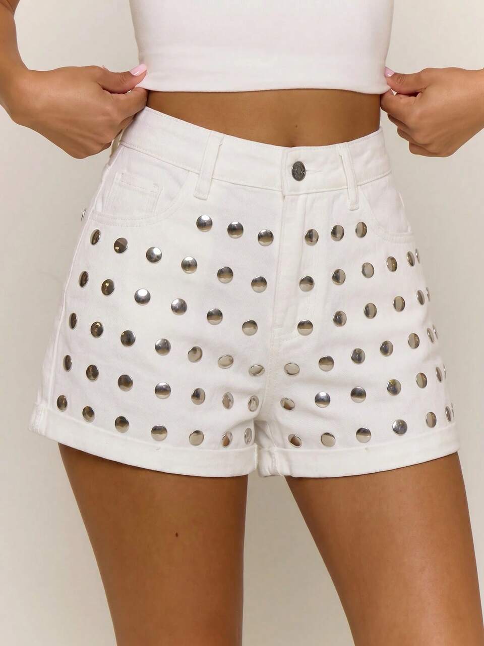 Shorts mini de tiro bajo de mezclilla con detalles de tachuelas, estilo casual de verano de los 90 y Y2K, para vacaciones, Ibiza, festival, noche de fiesta, blanco y plateado