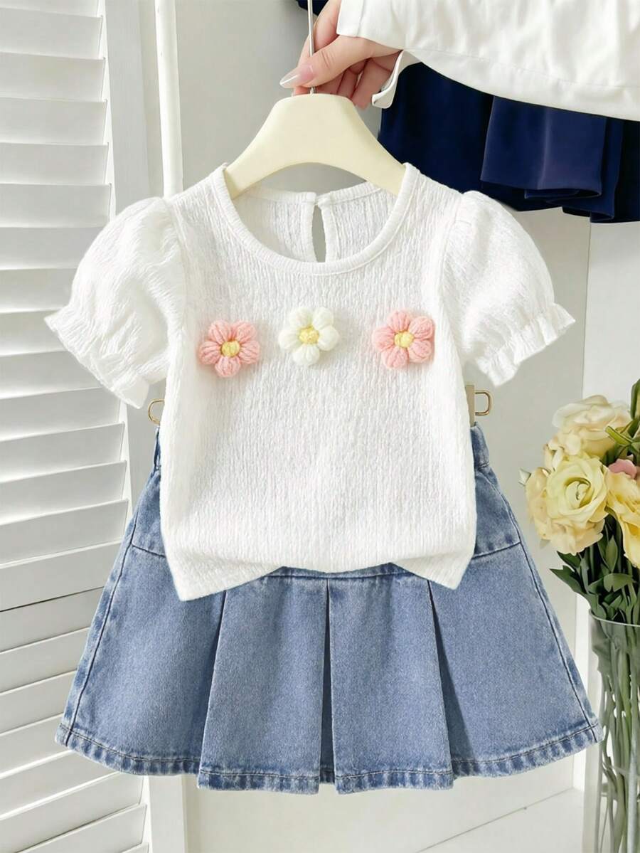 SHEIN Conjunto de pantalones largos de punto de mezclilla azul lavado con diseño holgado, cintura elástica, flor 3D, estilo casual cómodo y versátil, de algodón lavado, para niña bebé en verano - Blanco - Ver 1