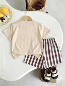 SHEIN Streecool Kids 男童度假休閒波浪圖案圓領短袖T恤與條紋印花短褲套裝，島嶼風格海灘週末夏季穿搭，優雅服飾適合外出、度假、旅行、拍照，春/夏新品 - 卡其色 - 查看 2
