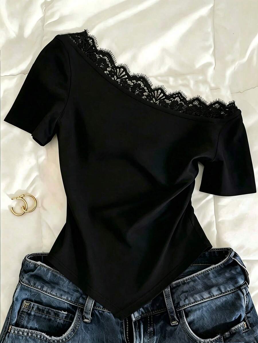 SHEIN Sparklyn 青少年女孩甜酷不對稱肩 T-shirt，蕾絲飾邊拼接設計，不對稱肩線修飾頸部與肩部線條