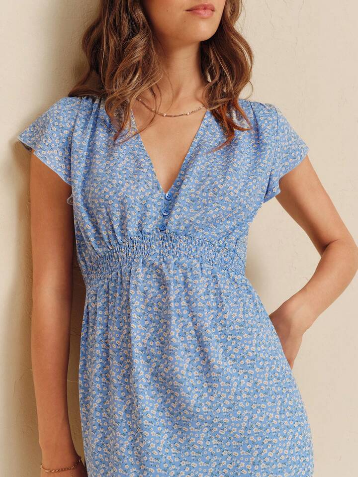 White And Blue Floral Print V-Neck Midi Dress With Smocked Waist And Flared Sleeves Cute Summer Holiday Casual Boho Brunch Vacation｜lacRébo