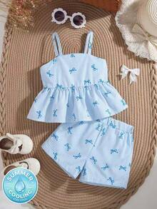 SHEIN Vintaside Kids 这款女童夏季粉白条纹露背吊带短裙套装，甜美俏皮，充满度假风情；采用梭织面料，版型合身。整套服装印满粉色小蝴蝶结和条纹图案，裙摆饰有荷叶边，活泼优雅。适合日常出行、上学、海滩度假、参加派对活动以及休闲放松等各种场合。 - 淺藍色 - 查看 1