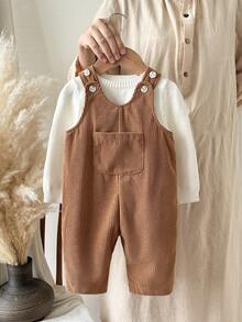 SHEIN Vintaside Kids 嬰兒女童中性 0-3 歲幼兒春秋款愛心印花粉色燈芯絨吊帶褲套裝，胸前口袋設計，休閒版型，適合外出與居家休閒 - 卡其色 - 查看 9