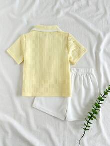 SHEIN Vintaside Kids 男嬰夏季領口短袖簡約休閒套裝，搭配百搭時尚白色短褲，適合日常休閒、公園散步或旅行度假 - 黃色 - 查看 2