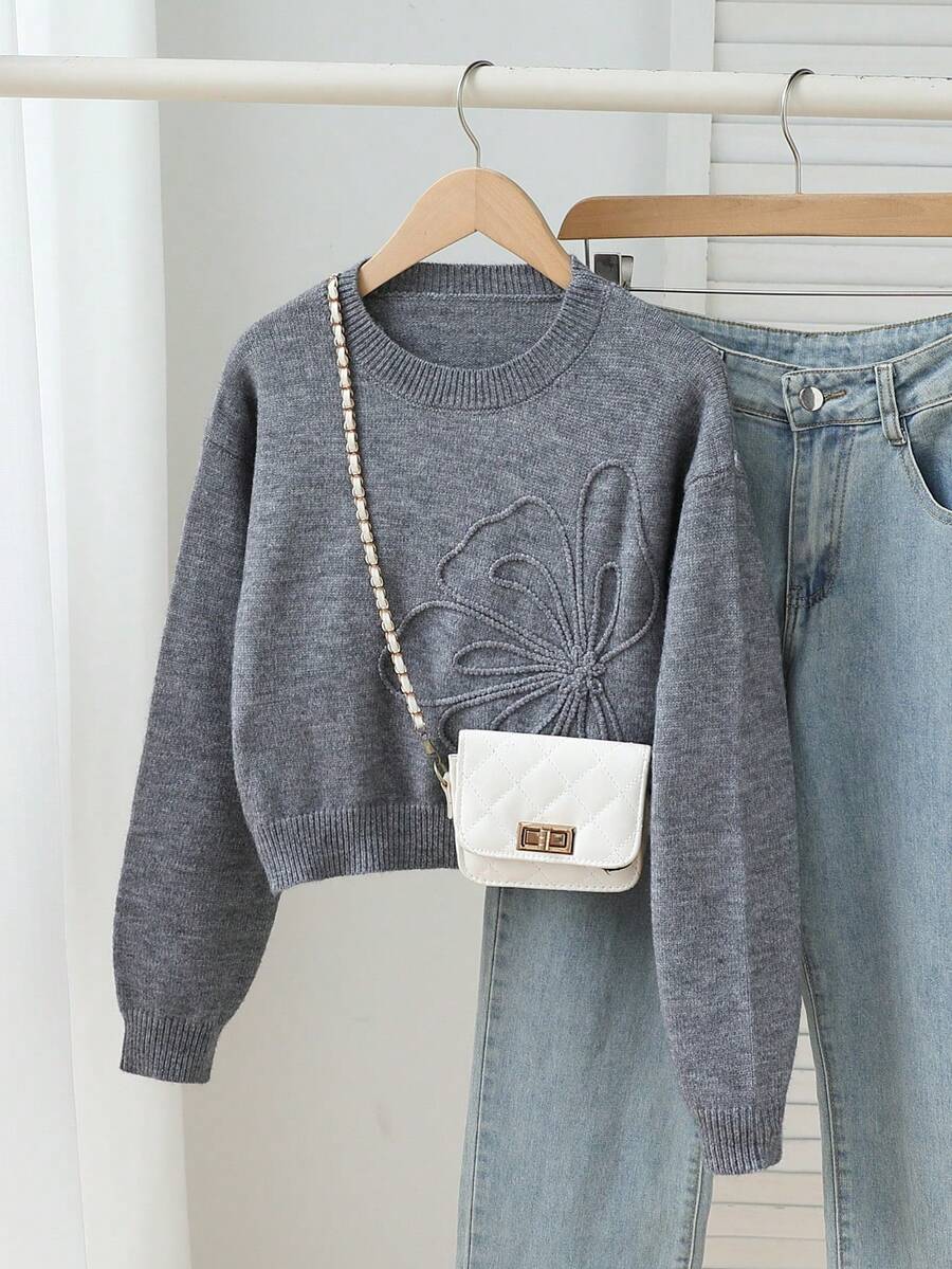 SHEIN 新款時尚百搭可愛手工3D刺繡大花落肩長袖短版套頭毛衣,柔軟舒適面料,適合單穿或疊穿,適合外出、休閒聚會與校園場景 - 灰色 - 查看 1