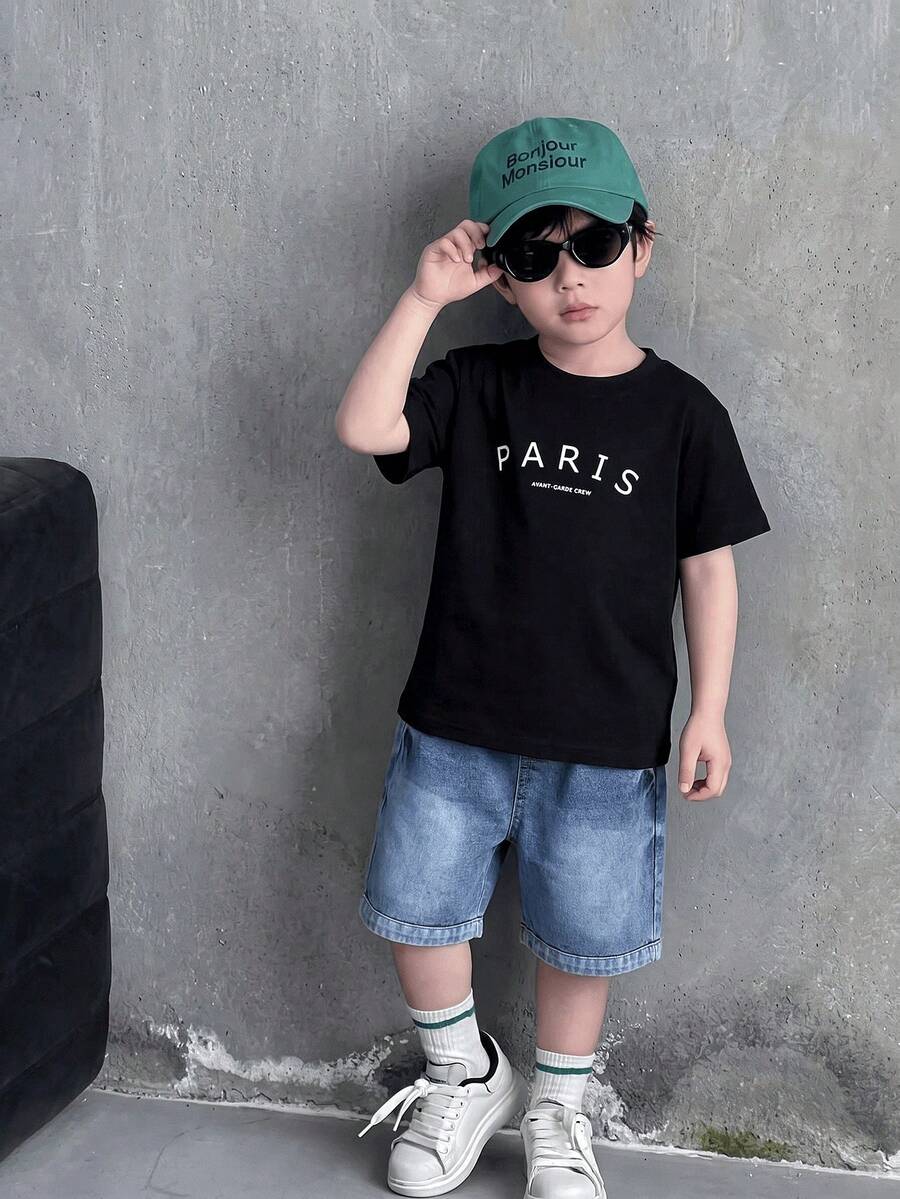 SHEIN 两件套儿童男童休闲字母印花黑色短袖T恤和蓝色牛仔短裤套装,街头风,适合春夏穿着 - 黑色 - 查看 1
