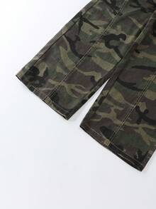 SHEIN 女童迷彩丹寧工裝寬腿褲，四季新款，街頭休閒個性風格，軍綠迷彩印花酷感百搭，鈕扣與拉鍊門襟搭配彈性後腰舒適穿著，寬鬆寬腿版型修飾腿型，100%純棉面料挺括有型，可搭配T恤與衛衣，適合日常穿著、上學與聚會 - 軍綠色 - 查看 7