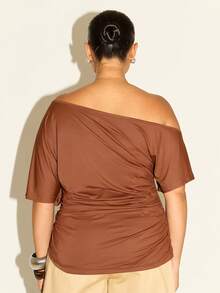 FASHION SZN Atasan Kasual Ukuran Besar dengan Bahu Jatuh, Potongan Longgar, Bahu Terbuka, Elegan, Chic, Berkelas, Pakaian Sehari-hari, Cocok untuk Bandara, Liburan Musim Panas, Liburan, Minimalis, Kebutuhan Dasar - Coklat - View 2