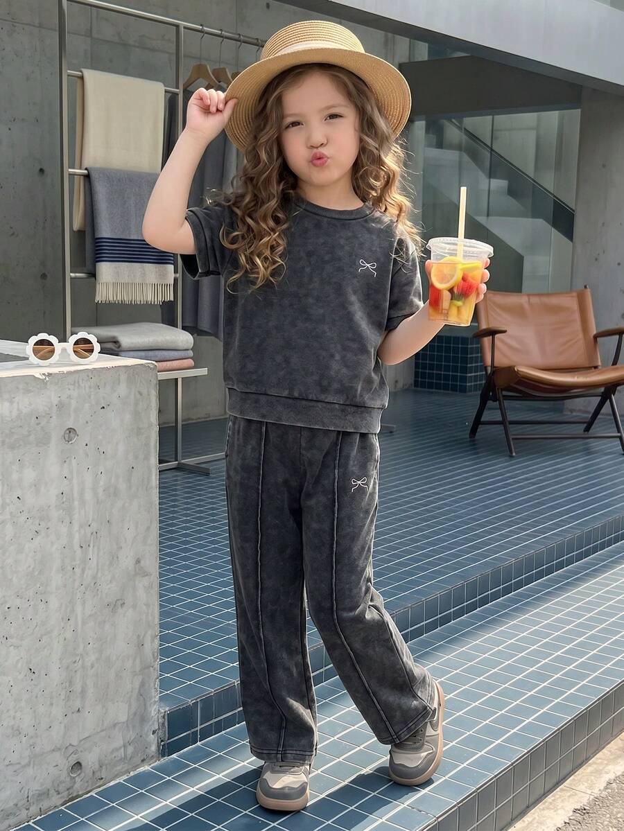 SHEIN Playful Pals 女童T恤與牛仔褲套裝,黑色酸洗,圓領針織上衣搭配寬鬆寬腿牛仔褲,可愛蝴蝶結刺繡,女童時尚必備,適合四季穿著,簡約百搭風格,完美適用於日常穿著、拍照、購物、外出、派對,2026秋季新品 - 黑色 - 查看 1