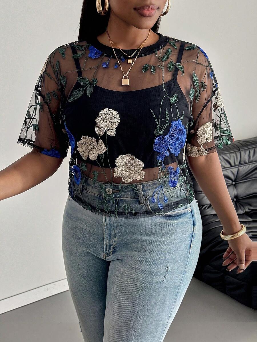 SHEIN PETITE CURVE 夏季度假女款花卉刺繡時尚上衣 - 彩色 - 查看 1