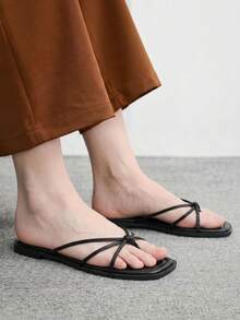 CUCCOO BIZCHIC 女款方頭交叉底涼鞋，夏季極簡夾腳拖，休閒舒適日常戶外海灘度假穿搭 - 黑色 - 查看 5