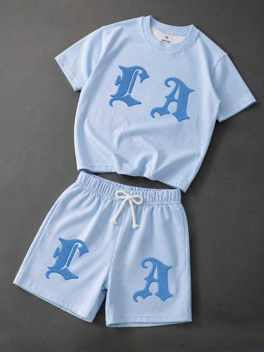 SHEIN 小男孩 T-Shirt 套裝,男孩美式街頭哥德風 LA 大字母印花藍色柔軟針織圓領短袖短褲 T-Shirt 套裝,兒童休閒運動 T-Shirt 短褲 2 件套,洛杉磯,字母,適合 4-7 歲 - 藍色 - 查看 1
