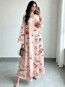 SHEIN Najma 花卉與幾何蕾絲印花淺粉色長洋裝，女款時尚V領長袖洋裝，女款長款花卉洋裝，春夏優雅洋裝，阿拉伯風格女裝 - 彩色 - 查看 3