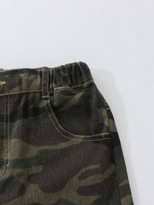 SHEIN 女童迷彩丹寧工裝寬腿褲，四季新款，街頭休閒個性風格，軍綠迷彩印花酷感百搭，鈕扣與拉鍊門襟搭配彈性後腰舒適穿著，寬鬆寬腿版型修飾腿型，100%純棉面料挺括有型，可搭配T恤與衛衣，適合日常穿著、上學與聚會 - 軍綠色 - 查看 3
