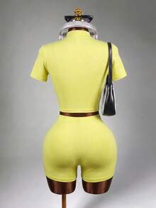 Mistrie Ensemble de sport athleisure pour femmes avec top court à col montant imprimé de lettres et short, vert et jaune, pour l'entraînement et la gym en été - Jaune citron - Voir 2