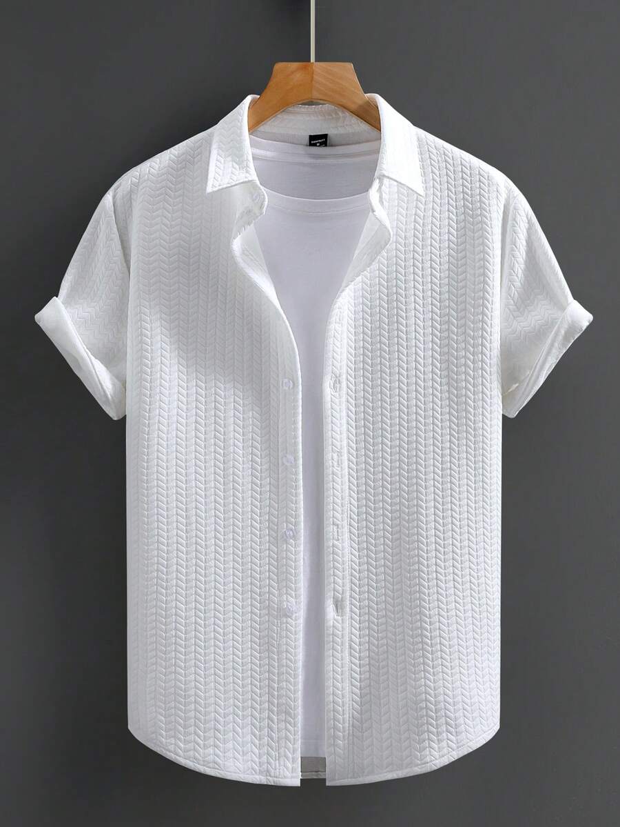 Manfinity Homme 男士休闲日常风格,融入INS元素:几何针织纹理提花短袖白衬衫,正面纽扣设计。这款单品散发着优雅浪漫的气息,无论是夏威夷海滨度假还是日常穿着,都堪称完美。它也是送给男朋友或老公的贴心礼物,彰显精致浪漫的法式风情。男士几何提花单排扣休闲短袖衬衫、男士夏季衬衫、男士时尚夏季纽扣衬衫、男士服装、男士衬衫、男士精美衬衫 - 白色 - 查看 1