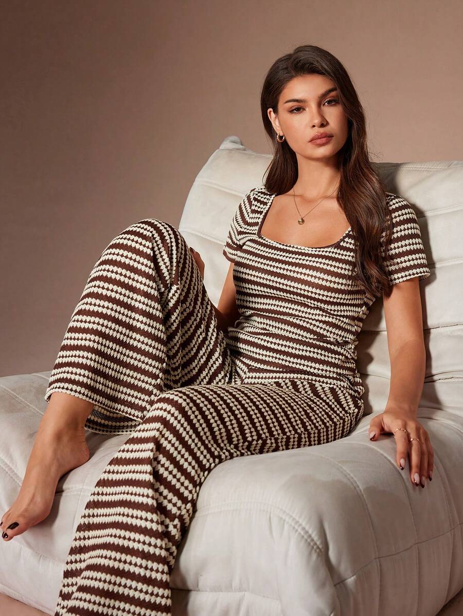Lazeform Conjunto de ropa de estar en casa cómodo & de moda con rayas, cuello redondo y manga corta - Marrón - Ver 1