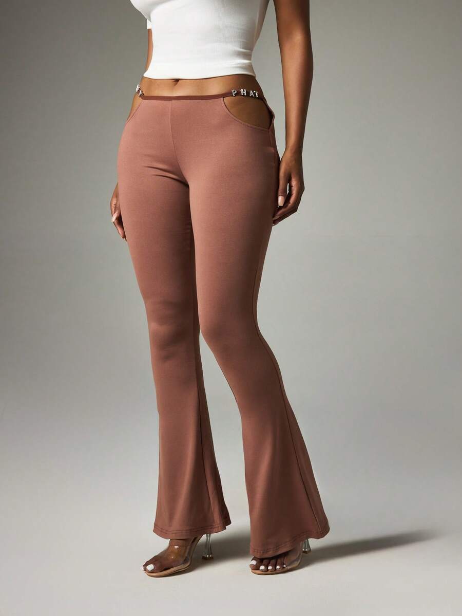 BABYPHAT Quần legging ống loe khoét eo với chi tiết chữ in và cạp thấp, thích hợp cho buổi tối đi chơi. - Màu nâu Sô-cô-la - Xem 1