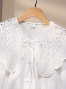 SHEIN 女童春秋款泡泡長袖重工刺繡領大翻領襯衫，可拆卸蝴蝶結裝飾，挺括版型，展現青春活力感，舒適面料，百搭季節單品，適合上學、旅行及其他外出場合 - 白色 - 查看 4