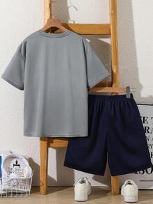SHEIN 2pcs Setelan Anak Laki-laki Remaja Kasual Longgar Nyaman dengan Logo Merek, Atasan Lengan Pendek dan Celana Pendek, Musim Semi/Panas - Grey - View 3