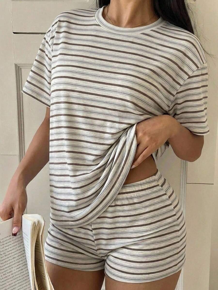 SHEIN EZwear 女款休閒條紋寬鬆T恤與修身短褲套裝,美式復古條紋,街頭風,適合日常通勤、約會、派對、秋冬、夏季、婚禮、海灘、畢業典禮,優雅休閒,外出穿搭,Y2K - 彩色 - 查看 1