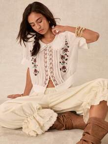 Easelle 復古休閒鄉村風優雅波希米亞圓領刺繡蕾絲拼接女款襯衫，白色花卉夏季早午茶派對穿搭 - 白色 - 查看 5