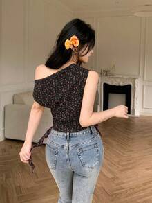 Modelyn 女款黃色碎花不對稱領抓皺百褶極簡性感度假襯衫 - 黑色 - 查看 2