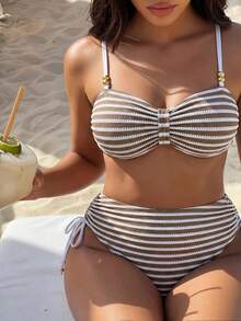 SHEIN Swim 大尺碼女款甜美可愛簡約風海灘度假紋理布料可拆式肩帶側綁帶兩件式泳衣套裝 - 彩色 - 查看 1