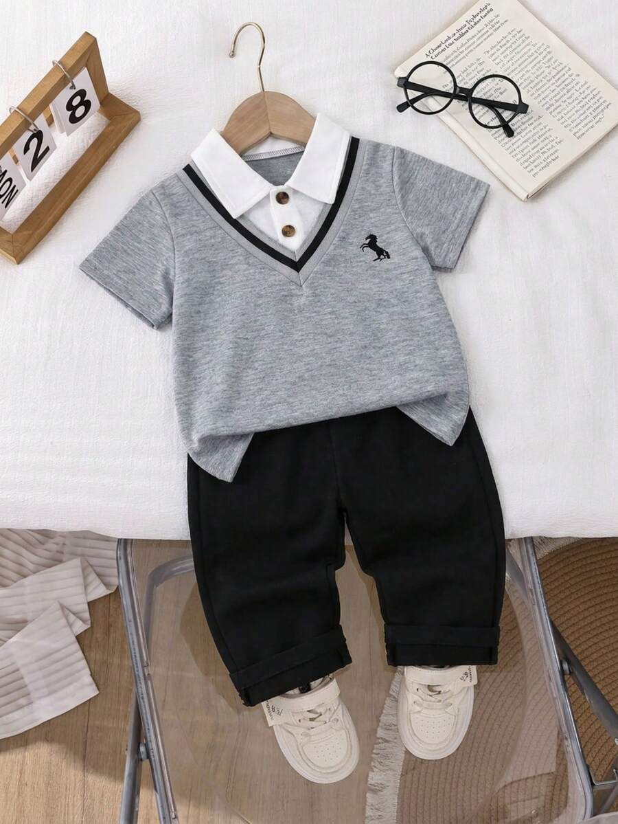 Genkimix Kids 2件組小男孩套裝,兒童舒適針織 Polo 短袖 2 合 1 上衣,時尚小圖案點綴,適合幼兒,增添精緻感,搭配卡其色休閒長褲,彈性腰頭設計,寬鬆版型,適合秋季度假、日常外出等多種場合 - 淺灰色 - 查看 1