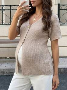 MaterniWear 孕婦針織短袖幾何鈕扣開襟衫，適合日常穿著、聚會、戶外活動、通勤、街頭風、度假 - 卡其色 - 查看 2