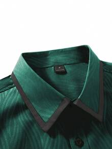Manfinity Mode 男士時尚休閒商務通勤立領鈕扣短袖襯衫，男士正式襯衫，適合日常穿著、通勤上班、外出、派對，可搭配西裝褲或西裝套裝出席派對、婚禮、蜜月場景，可作為禮物送給兒子、丈夫、男朋友、父親，秋季緞面男士商務休閒襯衫，男士奢華黑色正裝襯衫 - 墨綠色 - 查看 4