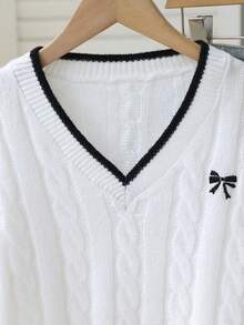 SHEIN 1件女款套頭毛衣，經典粗繩編織素色時尚V領修身長袖適中厚度針織套頭衫，胸前黑色馬刺繡設計，舒適顯身材，適合單穿，春秋必備，適用日常休閒、居家、外出、聚會與購物 - 白色 - 查看 7
