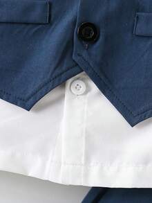 SHEIN 3 件套年轻男孩高级优雅休闲正装套装。纯色修身背心 + 休闲西装裤 + 可拆卸波点领结，胸前和领结饰有撞色手帕，适合晚会、主持、表演、聚会、T 台、洗礼、生日、婚礼、毕业季、春夏季 - 藏蓝色 - 查看 4
